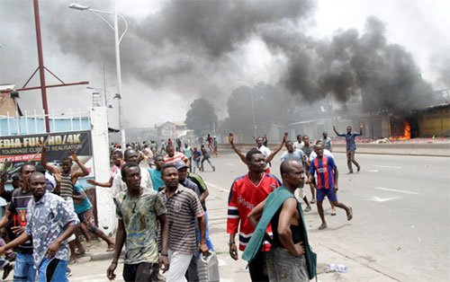 Incendian sedes de partidos opositores en Kinshasa